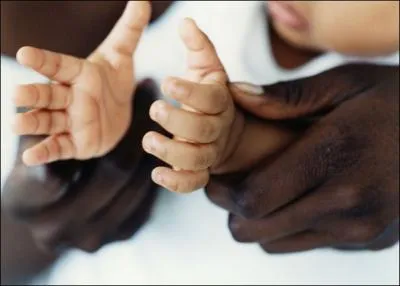 Un couple d'Anglais d'origine Nigrienne ont mis au monde une petite fille  la peau totalement blanche, blonde et aux yeux bleus, qu'ont dcouvert les mdecins pour expliquer ce phnomne ?