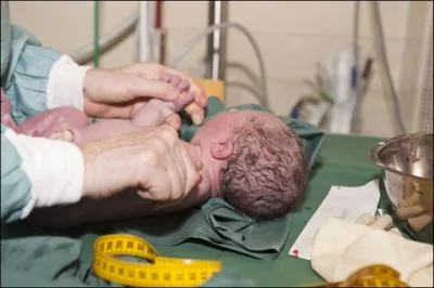 La naissance de Durga est un vrai miracle, en effet, le foetus s'est log dans un ovaire de la mre et s'y est dvelopp jusqu'a sa naissance.