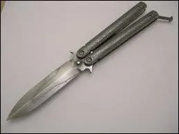 Un couteau papillon est une arme blanche pliable originaire de quel pays ?