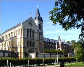 Dans quelle cole est-elle alle  11 ans ?