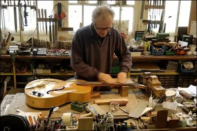 Quel est le mot correspondant  cette dfinition : 'artisan qui fabrique, rpare et restaure les instruments de musique  cordes pinces ou frottes' ?