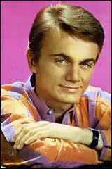 'Comme d'habitude... toute la journe... je vais jouer...  faire semblant... '