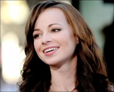 Comment s'appelle l'adolescente que garde Brooke ?