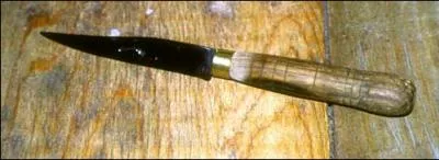 Quel couteau tait utilis par les paysans de l'Aubrac avant le couteau de Laguiole ?