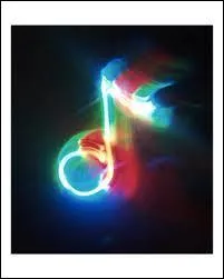 De qui sont les paroles 'des gars qui se maquillent, a fait rire les passants mais quand ils voient du sang sur nos lames de rasoir, a fait comme un clair dans le brouillard' ?