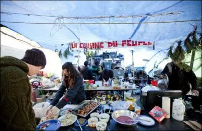 Bien qu'il reoive des dons des passants et des restos environnants, le campement est assez autonome. Quel besoin humain n'est pas pourvu ?