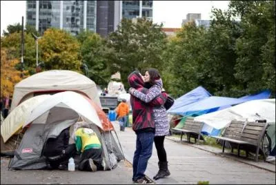 Combien de personnes ont t arrtes lors de l'installation du camp ?