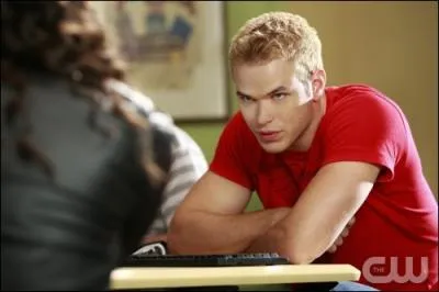 Avec qui va-t-il avoir une mini relation dans la saison 1 ?