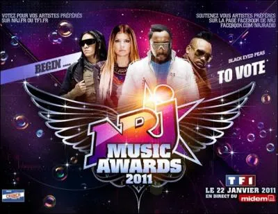 Dans 'I gotta feeling', quand Will I Am dit 'Fill up my cup', de quelle couleur est son verre ?