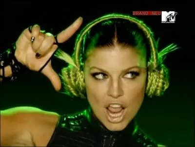 Dans 'Boom Boom Pow', Taboo a t-il des lunettes de soleil ?