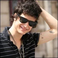 Comment s'appelle le chanteur du groupe ?