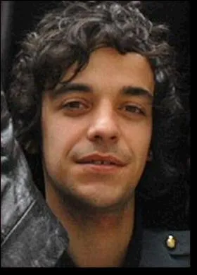 Comment s'appelle le joueur de basse du groupe ?