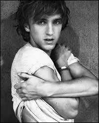  quel ge intgre-t-il la chorale de la cathdrale de Guildford ?