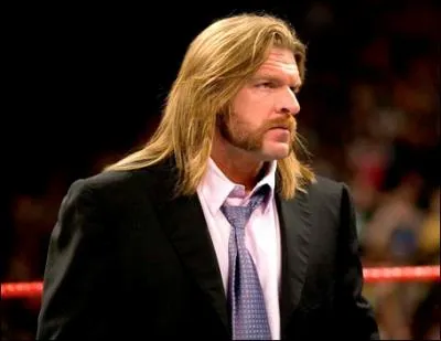 Suite  ce match, avec qui Triple H est-il en train de discuter dans les vestiaires ?