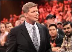 Avec qui John Laurinaitis discute-t-il avant d'tre interrompu par R-Truth et The Miz ?