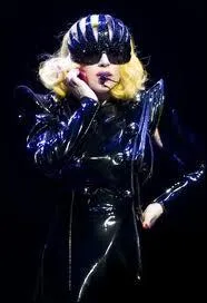 Comment s'appelle son 'quipe de production' ?