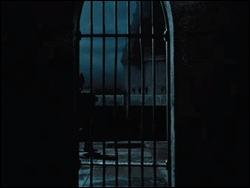 Quel sort lance Hermione pour ouvrir la porte ?
