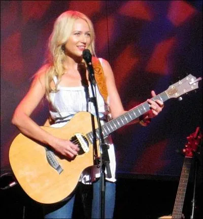 Jewel est une chanteuse naturelle, gnreuse et spontane : qu'a-t-elle l'habitude de faire en plein milieu de ses chansons lors de ses concerts ?