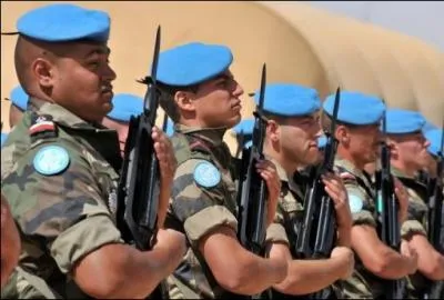 En quelle anne est intervenue la premire force de maintien de la paix de l'ONU, appele aussi 'casques bleus' ?