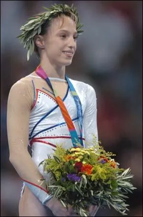 Qui fut la championne aux barres asymtriques aux JO 2004 ?