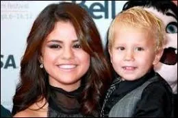 Qui est Jaxon, le petit blondinet dans les bras de Selena Gomez ?