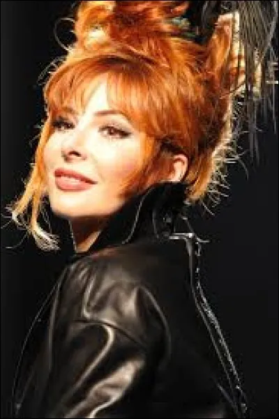 Quelle chanteuse a été découverte et propulsée par Mylène Farmer ? (voir les paroles de son premier tube dans les comms)
