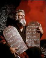 Quel objet gravé sur pierre Moïse reçoit-il de Dieu au sommet du mont Sinaï ?