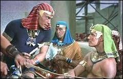 Moïse a grandi dans les palais des pharaons et a reçu une éducation princière . A la suite de quel évènement a-t-il découvert ses vraies origines ?