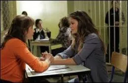 Pour quel motif se retrouve-t-elle derrire les barreaux d'une prison lors de la saison 4 ?