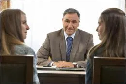 Lors de la saison 4 elle dprime car elle est victime de cyber-harclement de la part d'une fille du lyce. Comment s'appelle cette peste ?