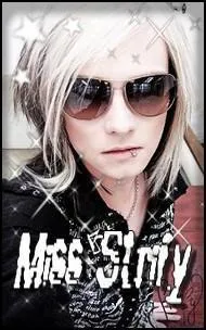 Comment s'appelle le chanteur des Cinma Bizarre?