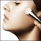 Qu'est-ce qui permet de fixer le fond de teint ?