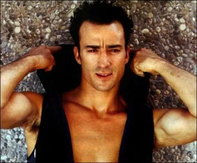 Qui est-ce ? Et qui incarne-t-il ?