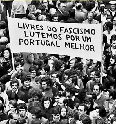 Que s'est-il pass le 25 avril 1974 ?