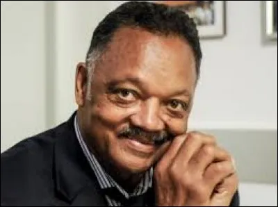 Homme d'église américain engagé dans la vie politique pour le respect des droits des Noirs. Ne demandez pas de danser le Moonwalk à ce Jackson.