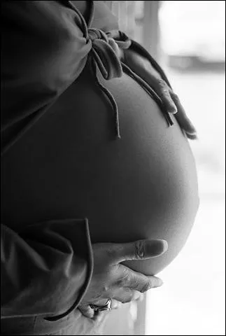 De qui Evelyn est-elle enceinte ?