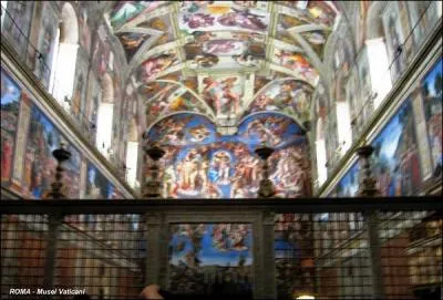 La chapelle est une salle rectangulaire d'environ 40 m de long et 13 m de large. Quelle est sa hauteur approximative ?