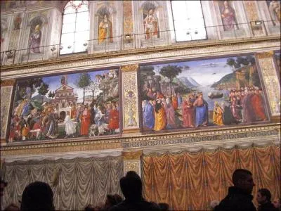 Que reprsentent les fresques peintes sur la partie suprieure des murs latraux de la chapelle ?