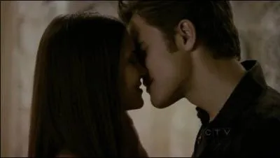 Pourquoi Stefan voulait-il sortir avec Elena ?