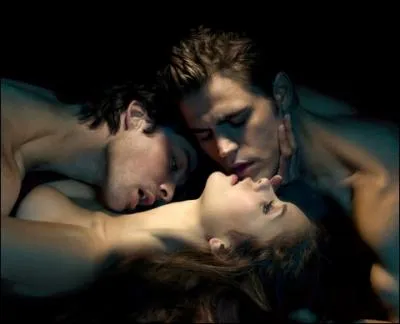 Avec lequel de ses deux compagnons  l'cran, l'interprte d'Elena, Nina Dobrev, est-elle en couple dans la vraie vie ?