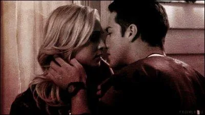 Qui Tyler embrasse-t-il sur la photo ci-contre ?