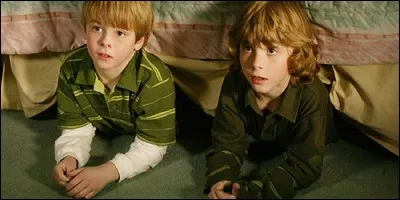 Le frère jumeau de Sam Camden dans "7 à la maison" s'appelle :