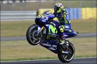 Ce Rossi est un grand pilote... Plusieurs fois champion du monde, pour foncer vers son but, il connaît la chanson.