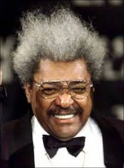 Cet homme, coiffé un peu comme Desireless, est LE promoteur des combats de boxe aux USA... Il s'appelle King...