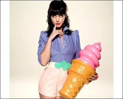 De quelle couleur est sa premire perruque que l'on voit dans 'California Gurls' ?