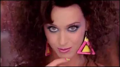 Dans 'Last Friday Night', de quelles couleurs sont les chaussures de Katy Perry quand elle vient de se faire relooker ?