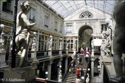 Il sige au Palais du Luxembourg et ses membres sont lus au suffrage universel indirect. A ce mot vous ajoutez un 'N' et vous obtenez le nom d'une ville :