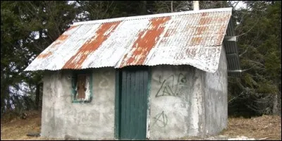 Comment appelle-t-on une petite maison mal construite ?