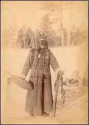 Comment se nomme  l'origine la sorcire, intermdiaire entre l'homme et les esprits de la nature ?