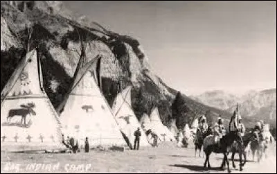 Custer est à la tête d'un régiment de 600 hommes lorsqu'il repère au cours d'une patrouille un campement indien. Quelle tactique met-il en place très rapidement ?